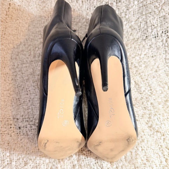 Rouge! Sleek Black Ankle Booties - Picture 4 of 6